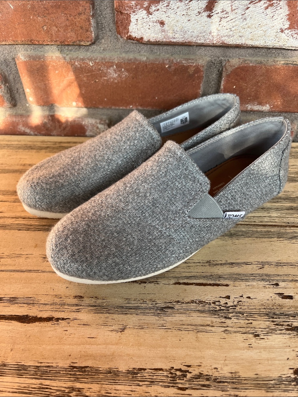 Toms Gray Slip-On Shoes with Light Blue Logo Patch Size 6 Excellent condition - Picture 5 of 11